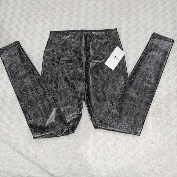 7 FOR ALL MANKIND FAUX Leather embossed Snakeskin Print Legging Sz XS Black/gray - Picture 4 of 13